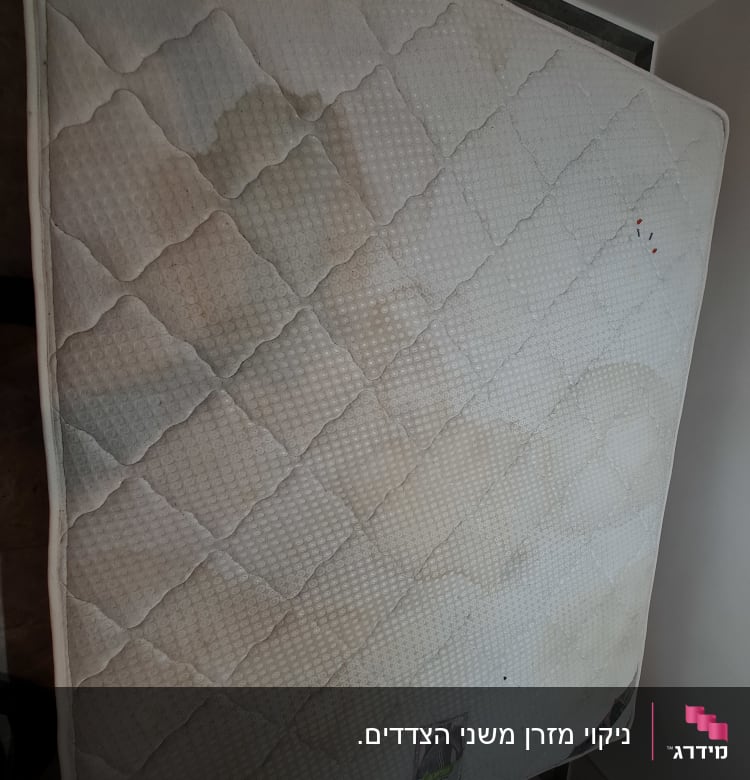 מזרן עם כתמים שונים על פני השטח